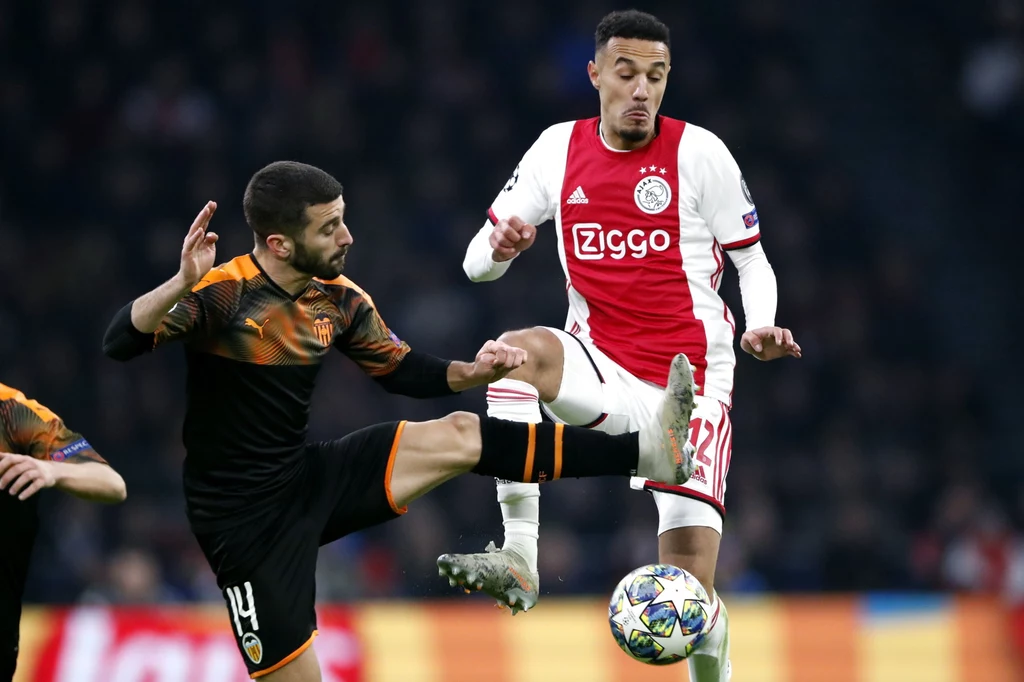  Jose Luis Gaya (z lewej) kontra Noussair Mazraoui. 