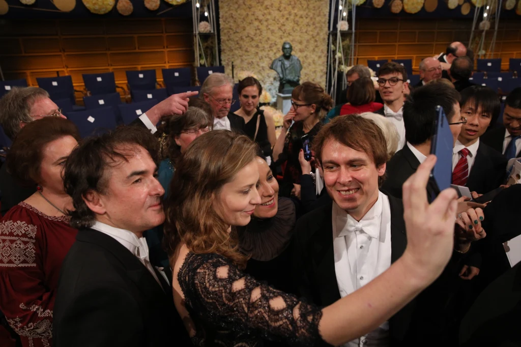 Olga Tokarczuk z rodziną: mężem, synem oraz jego narzeczoną Olga Tokarczuk z rodziną: mężem, synem oraz jego narzeczoną