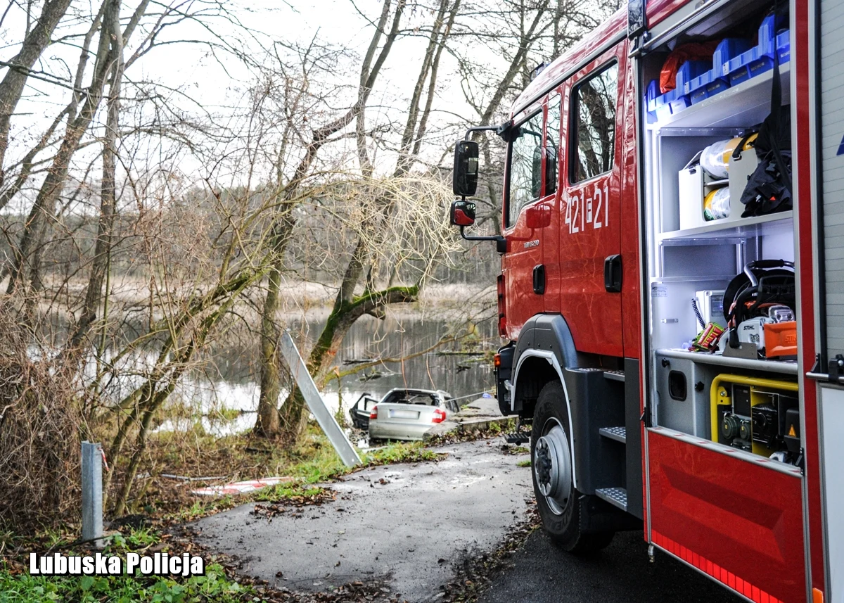 Wywrócone i połamane tymczasowe zabezpieczenia. Zamiast barier są tylko słupki