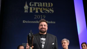 Tomasz Sekielski ze statuetką stalówki