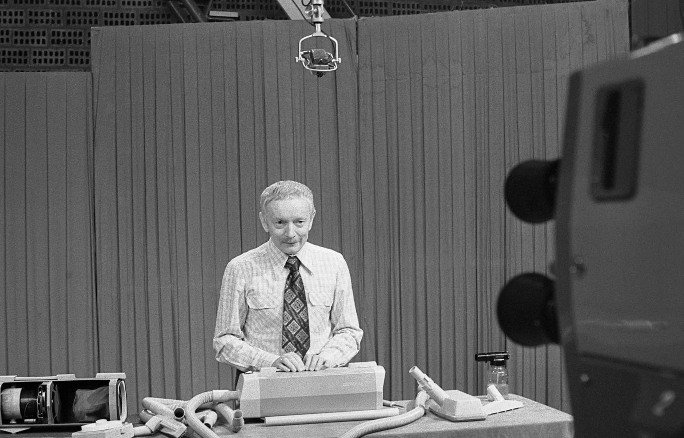 Adam Słodowy na planie programu telewizyjnego dla dzieci i młodzieży "Teleranek" (1974)
