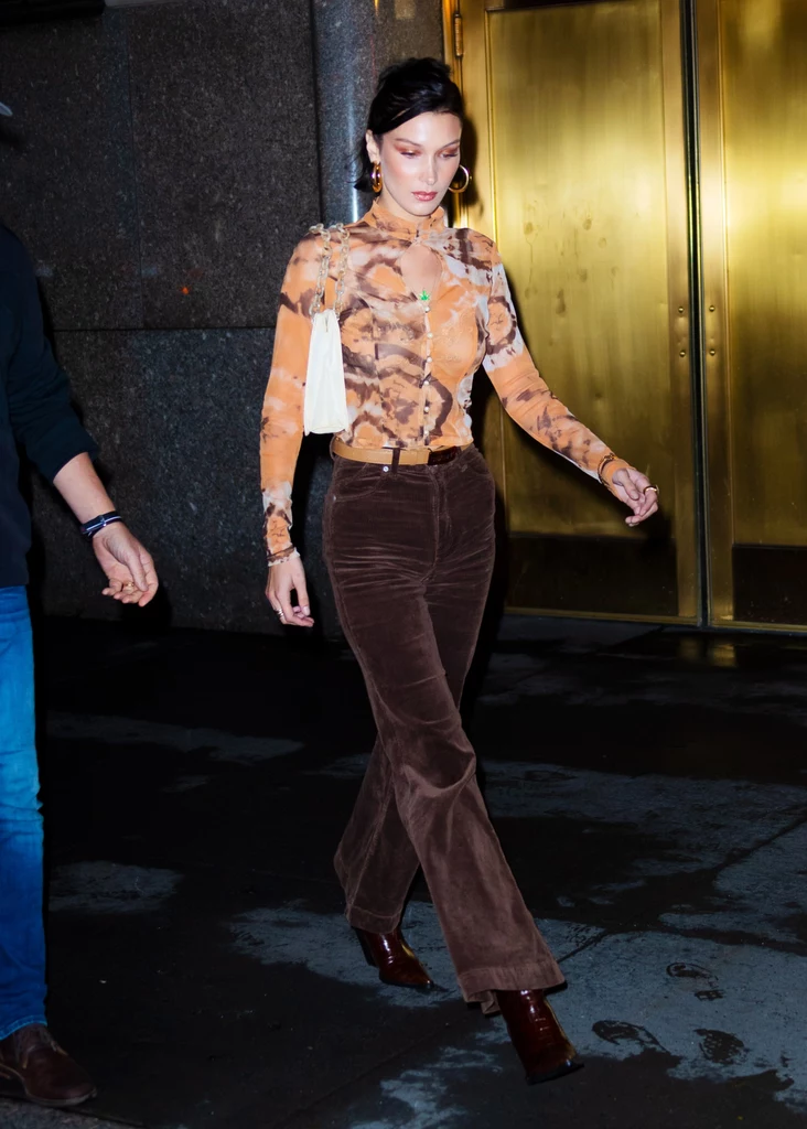 Bella Hadid w sztruksowych spodniach, które będą hitem sezonu 