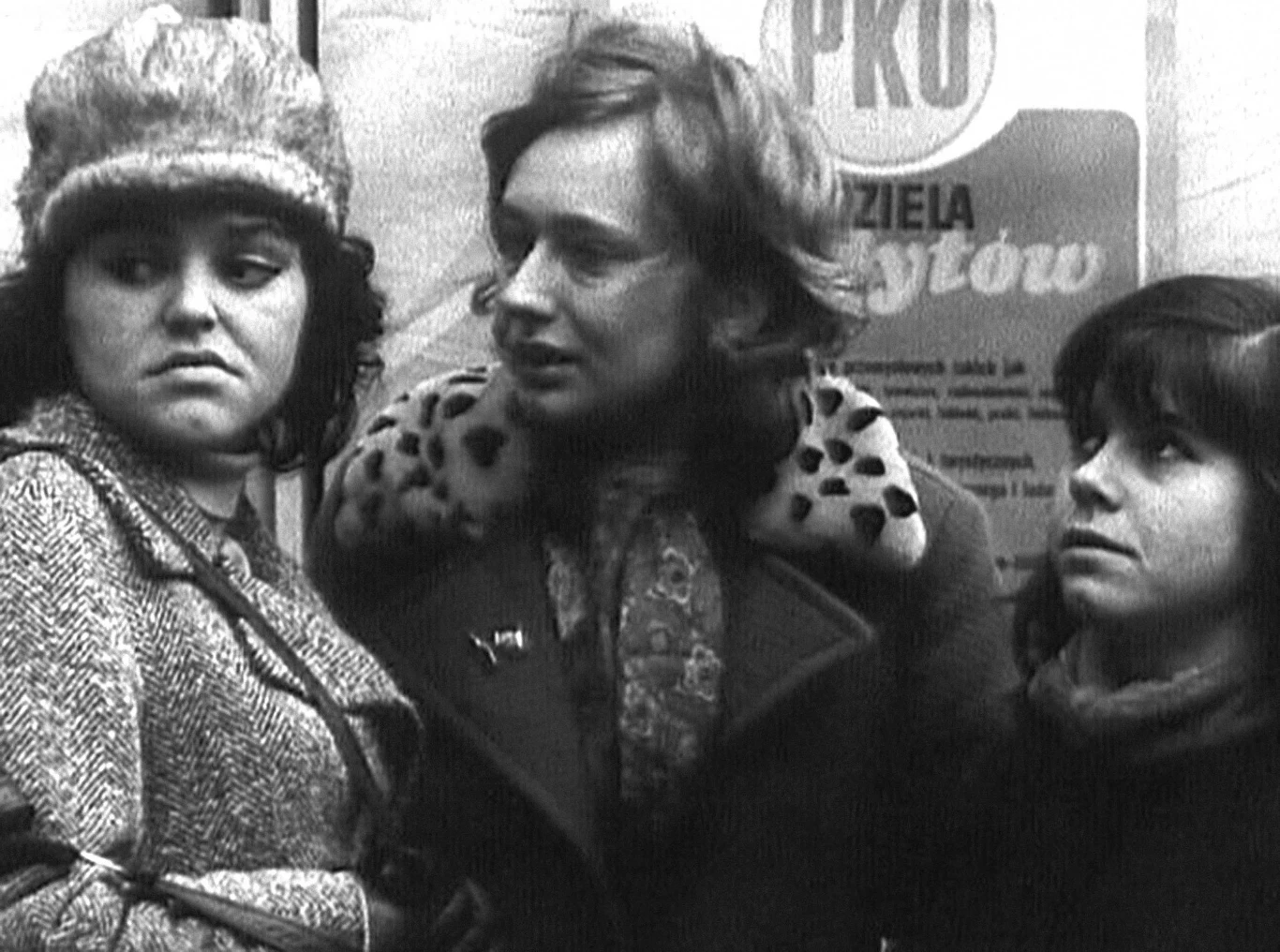 Ewa Pielach, Ewa Szykulska, Regina Regulska w filmie "Dziewczyny do wzięcia"