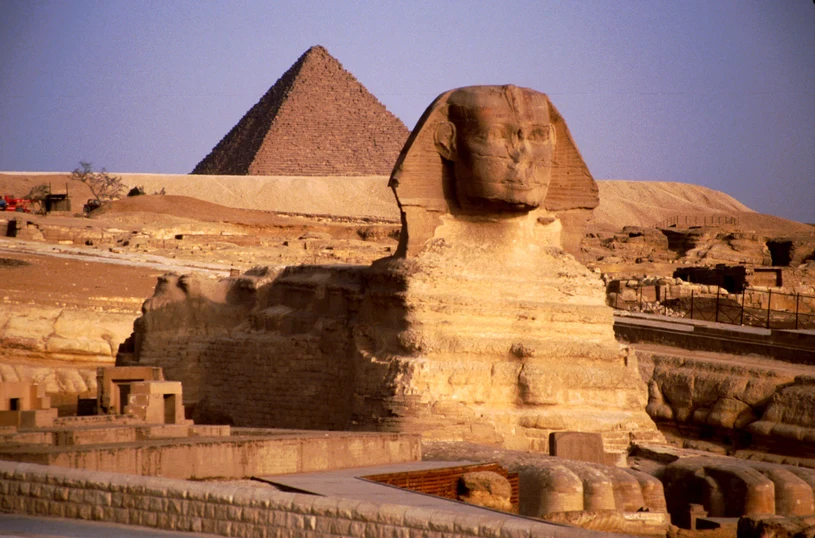 Czy między Sfinksem a jedną z najsłynniejszych piramid ukryto tajemniczą komnatę? 