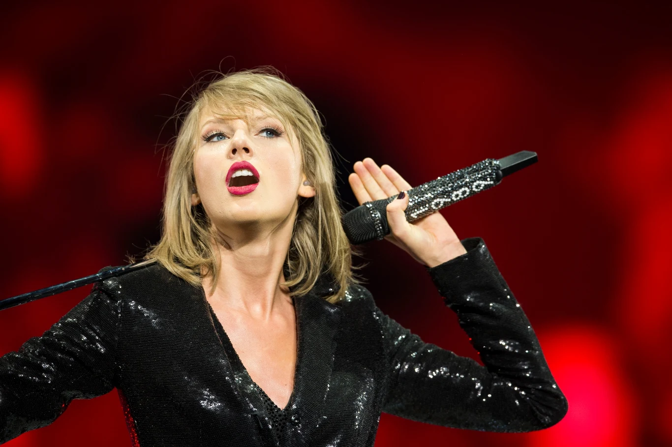 Taylor Swift jest obecnie również jedną z najlepiej zarabiających celebrytek na świecie i najlepiej zarabiającym muzykiem. W ciągu ostatnich 12 miesięcy na konto Swift wpłynęło 185 milionów dolarów. Swift poprzednio na czele rankingu tworzonego przez magazyn "Forbes" znalazła się w 2016 roku (w 2011, 2013 i 2015 była w pierwszej dziesiątce). Majątek gwiazdy ta sama gazeta wyceniła na ponad 360 milionów dolarów. 
