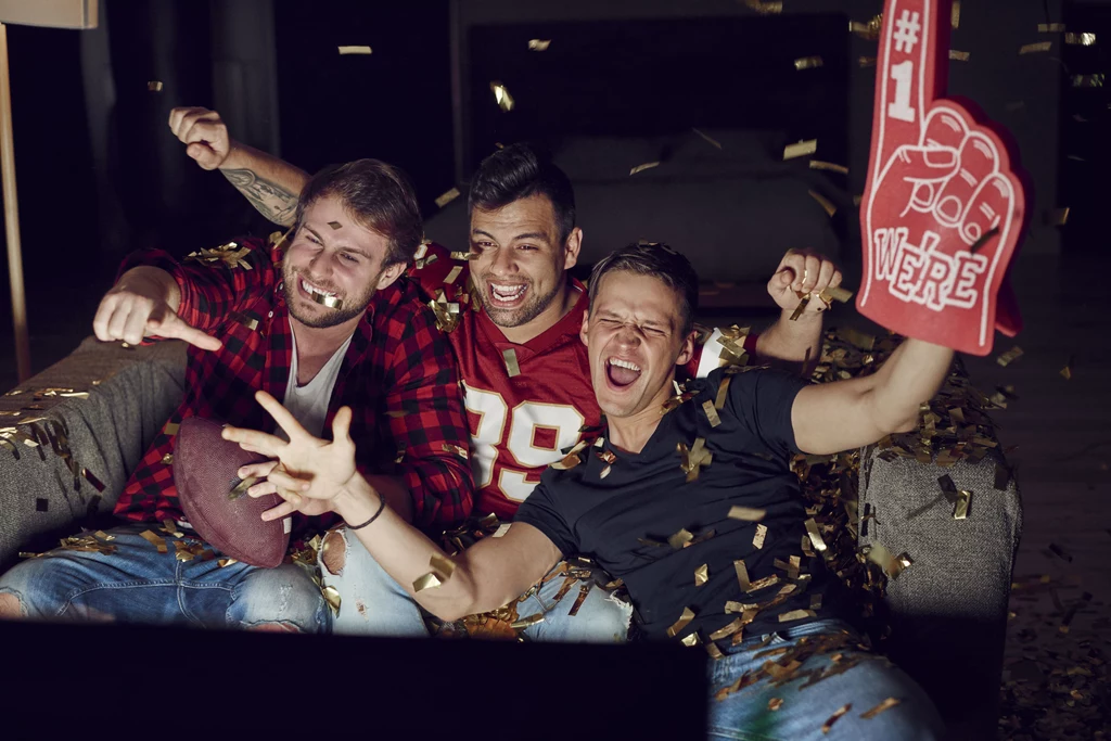 Bilet na mecz lub koncert Jeżeli chcesz podarować ukochanemu coś, co na pewno sprawi mu dużo radości, kup mu bilet na mecz lub koncert ulubionego zespołu. Twój mężczyzna na pewno doceni taki gest i to, że pamiętasz o jego zainteresowaniach. Kupując mu taki prezent, podarujesz mu nie tylko upominek, ale również całą gamę wspaniałych wspomnień. Bilet na mecz lub koncert Jeżeli chcesz podarować ukochanemu coś, co na pewno sprawi mu dużo radości, kup mu bilet na mecz lub koncert ulubionego zespołu. Twój mężczyzna na pewno doceni taki gest i to, że pamiętasz o jego zainteresowaniach. Kupując mu taki prezent, podarujesz mu nie tylko upominek, ale również całą gamę wspaniałych wspomnień.