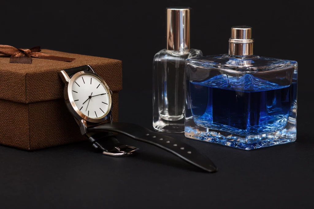 Perfumy Nie bój się podarować partnerowi modnego zapachu. Dla mężczyzn również jest on bardzo ważny. Na pewno znasz swojego ukochanego i wiesz, jakie perfumy przypadną mu do gustu. Jeżeli nie, to zapytaj go koniecznie, jakie zapachy lubi najbardziej, a konsultantki w drogeriach na pewno ci pomogą. Perfumy Nie bój się podarować partnerowi modnego zapachu. Dla mężczyzn również jest on bardzo ważny. Na pewno znasz swojego ukochanego i wiesz, jakie perfumy przypadną mu do gustu. Jeżeli nie, to zapytaj go koniecznie, jakie zapachy lubi najbardziej, a konsultantki w drogeriach na pewno ci pomogą.