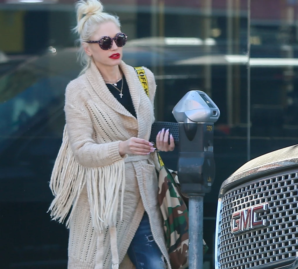 Gwen Stefani w kardiganie - najmodniejszym swetrze tej jesieni 