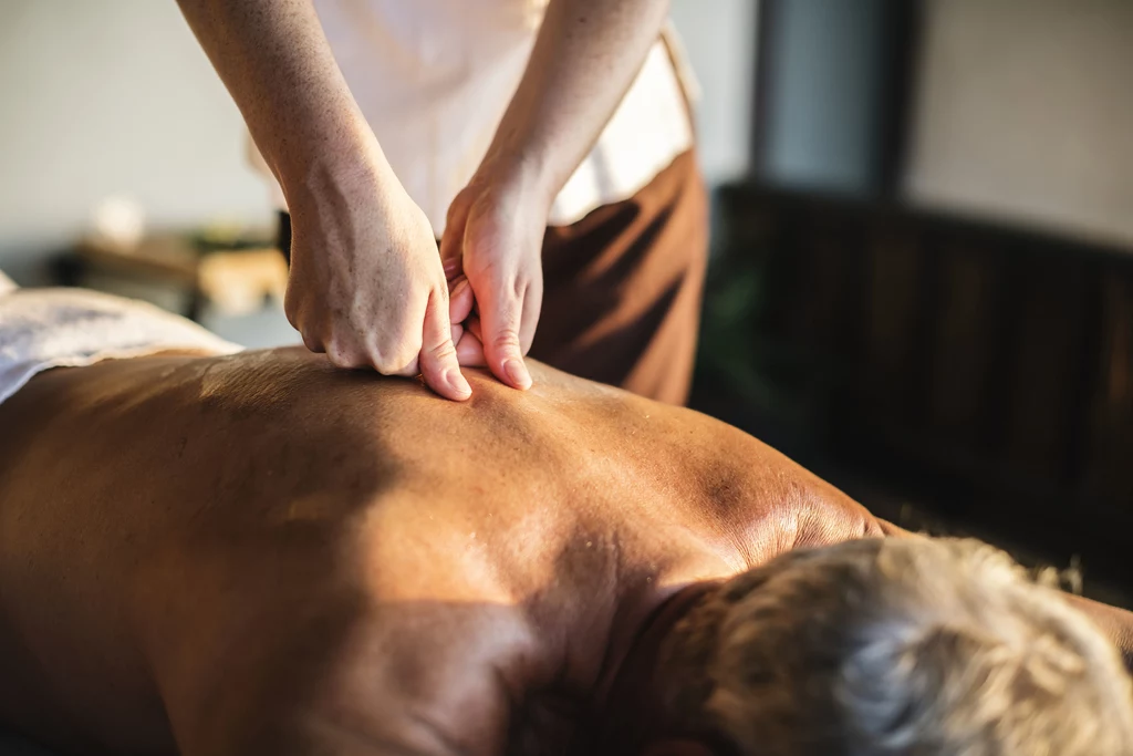 Masaż relaksacyjny Każdemu z nas od czasu do czasu potrzebuje relaksu. Być może warto więc podarować bliskiej osobie wizytę w profesjonalnym salonie masażu? Taki prezent pomoże jej się odprężyć i zregenerować. Jeżeli senior żyje w stresie, to tym bardziej powinien ucieszyć się z takiego podarunku. Masaż relaksacyjny Każdemu z nas od czasu do czasu potrzebuje relaksu. Być może warto więc podarować bliskiej osobie wizytę w profesjonalnym salonie masażu? Taki prezent pomoże jej się odprężyć i zregenerować. Jeżeli senior żyje w stresie, to tym bardziej powinien ucieszyć się z takiego podarunku.