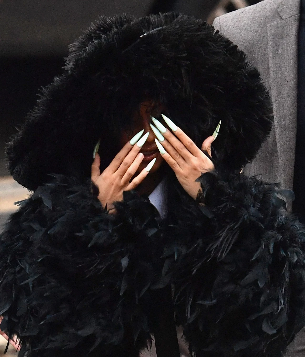 Nie wyglądało to najlepiej. Może gdyby Cardi B nosiła nieco krótsze paznokcie, to nikt nie zauważyłby, że zgubiła jeden z nich. Niestety przy takiej długości od razu było to widać. A szkoda, bo gdyby nie to, jej stylizacja byłaby całkiem udana. Nie wyglądało to najlepiej. Może gdyby Cardi B nosiła nieco krótsze paznokcie, to nikt nie zauważyłby, że zgubiła jeden z nich. Niestety przy takiej długości od razu było to widać. A szkoda, bo gdyby nie to, jej stylizacja byłaby całkiem udana.