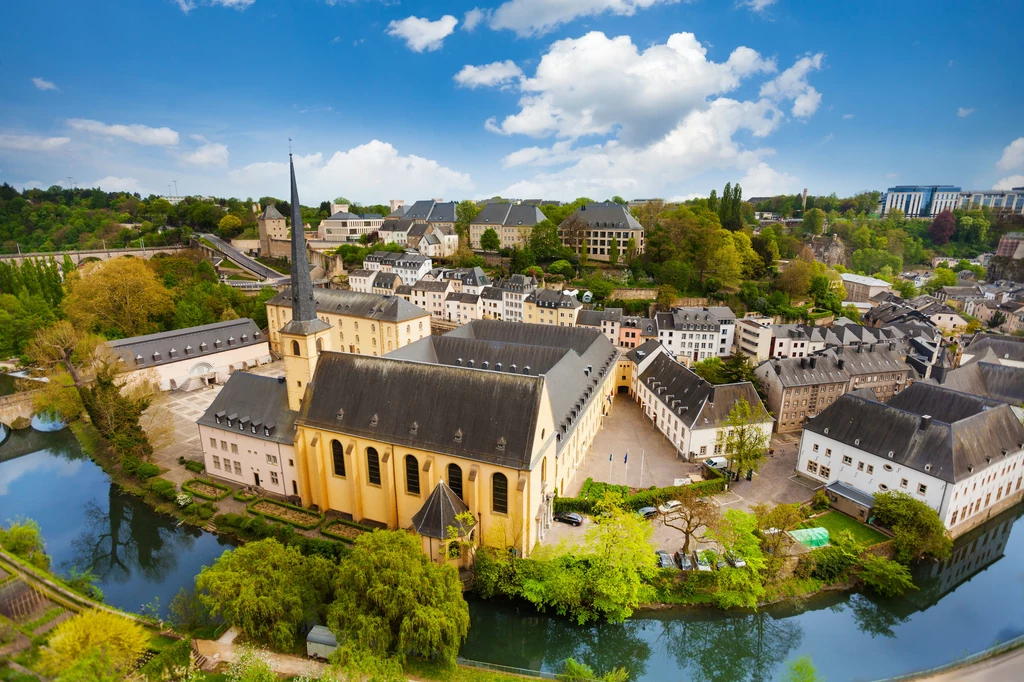 Widok na Abbey de Neumunster w Luksemburgu