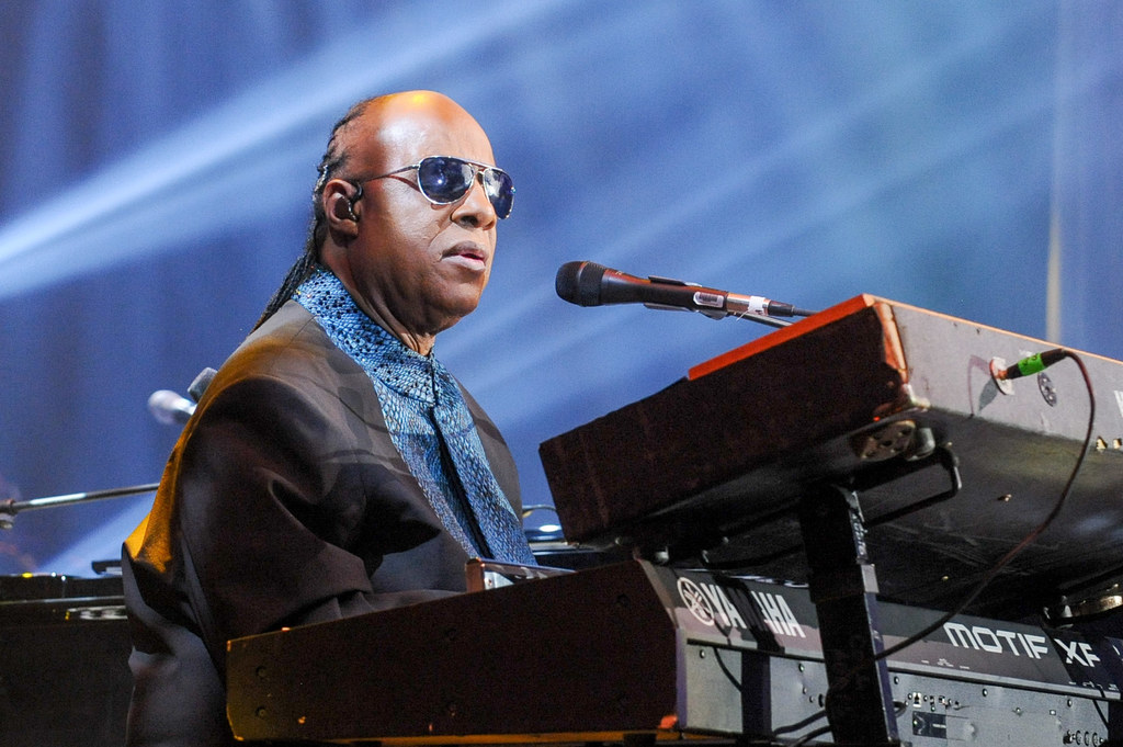 Stevie Wonder jest piosenkarzem, kompozytorem i multiinstrumentalistą 