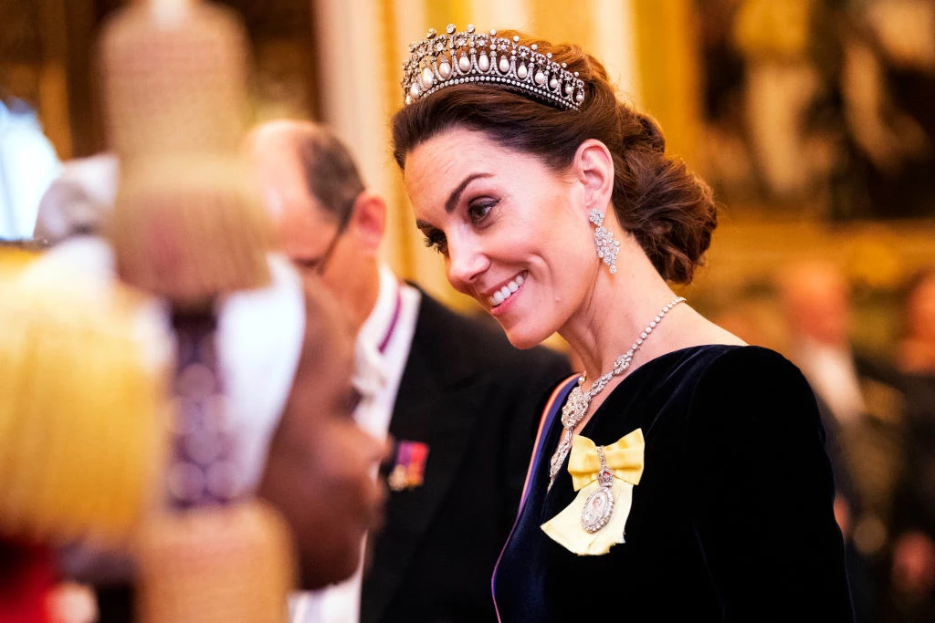 Natomiast głowę Kate zdobiła tiara, w której kiedyś chętnie pokazywała się księżna Diana. Na sukni zawisła wyjątkowa broszka – odznaczenie Royal Family Order. Kate otrzymała ją od samej królowej Elżbiety w podzięce za zasługi dla królewskiej rodziny. 