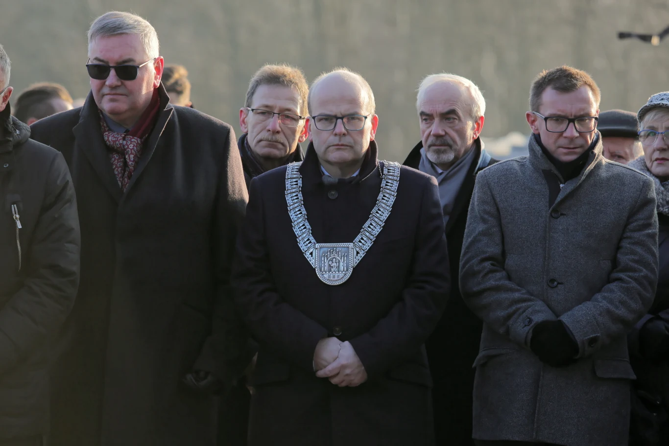 Prezydent Grudziądza Maciej Glamowski miał na pogrzebie urzędowy miejski łańcuch.