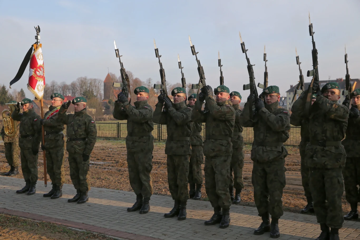 W pogrzebie brała udział kompania honorowa wojska oraz kilka pocztów sztandarowych. 