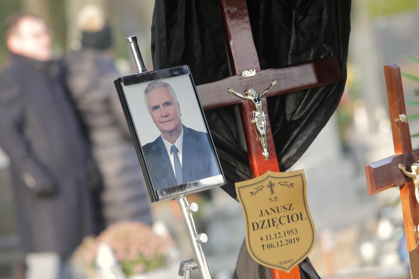 Były poseł PO Janusz Dzięcioł zginął w piątek rano w wypadku na przejeździe kolejowym w Białym Borze koło Grudziądza. Z woli rodziny został pochowany na cmentarzu parafialnym w podolsztyńskim Gutkowie.