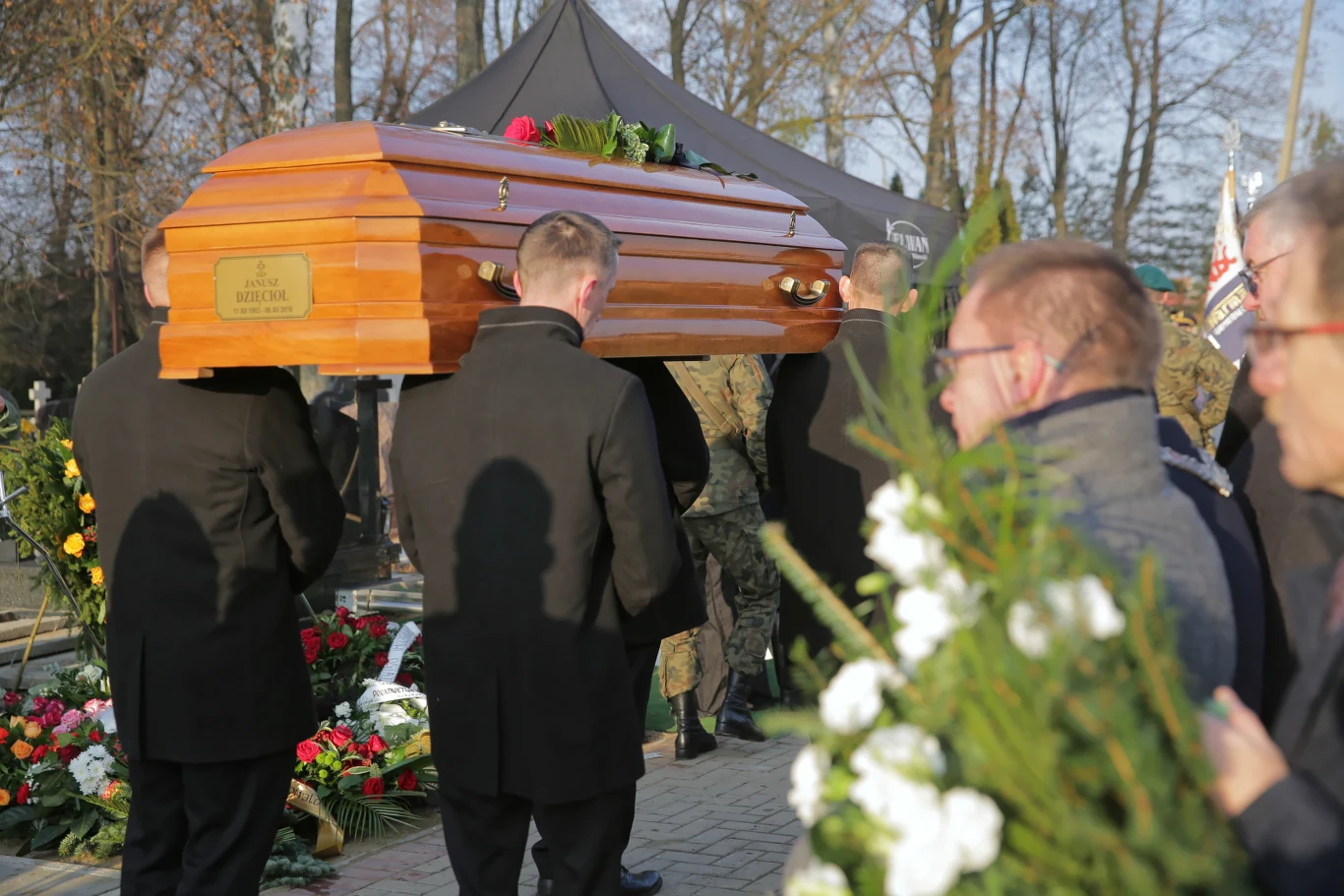 Dzięcioła żegnały delegacje straży miejskiej ze Świecia i Brodnicy, kilku parlamentarzystów, delegacja Straży Marszałka Sejmu i marszałek woj. warmińsko-mazurskiego. 
