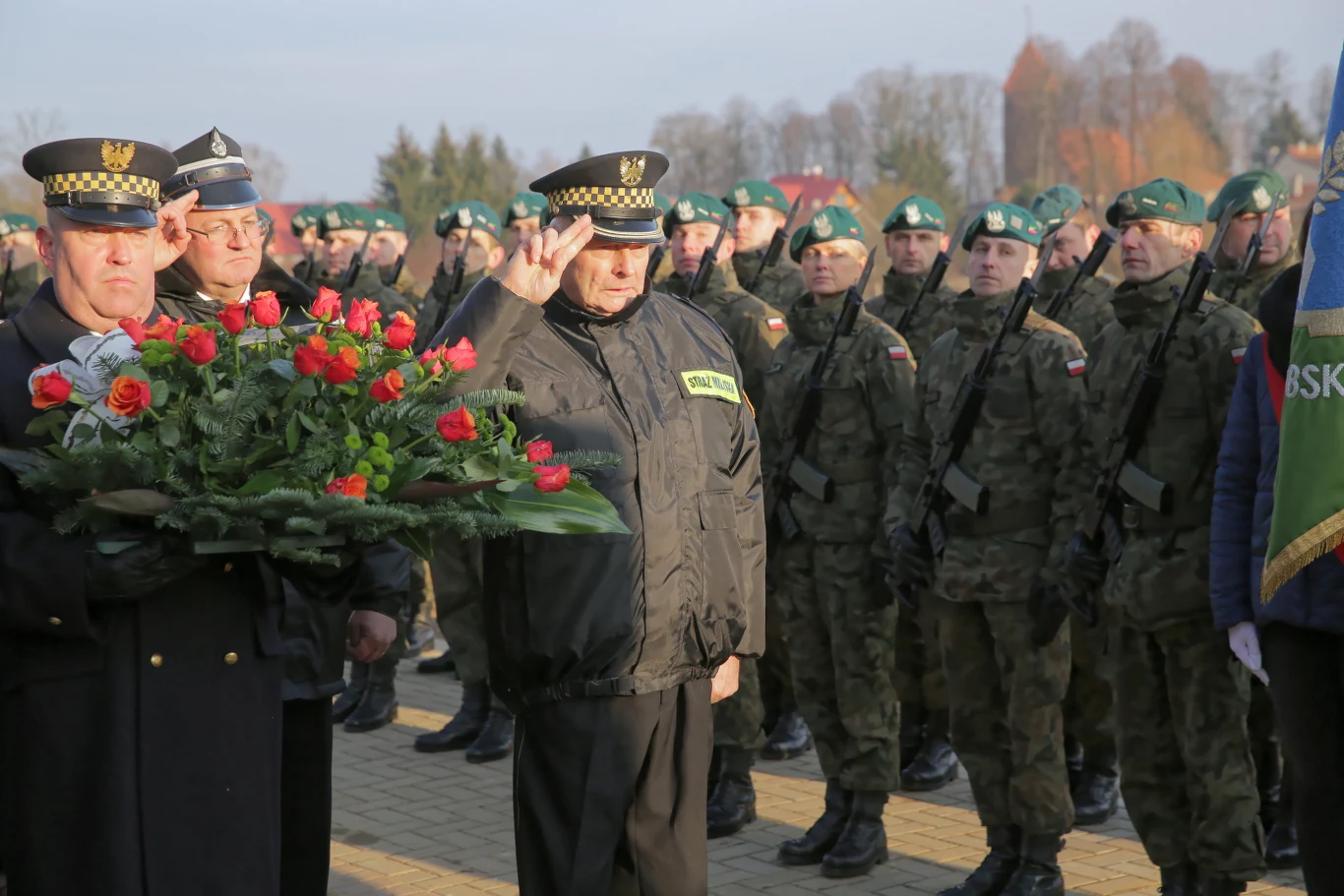Przemówienie nad grobem wygłosił Jerzy Wójcik, szef rady miasta w Świeciu. "Byłeś dobrym człowiekiem, zawsze niosłeś pomoc innym ludziom" - mówił Wójcik podkreślając, że zmarły angażował się w każde swoje zawodowe zajęcie. Gdy pracował w straży miejskiej sprawiał, że "całe miasto czuło się bezpiecznie", gdy był posłem miał chętnie uczestniczyć w lokalnym życiu, po zakończeniu pracy parlamentarnej angażował się w pracy w MOPS. "Twój imiennik nie miał domu. Pomogłeś mu" - wspominał Wójcik, który podkreślił, że żegna zmarłego w imieniu władz Świecia i mieszkańców.
