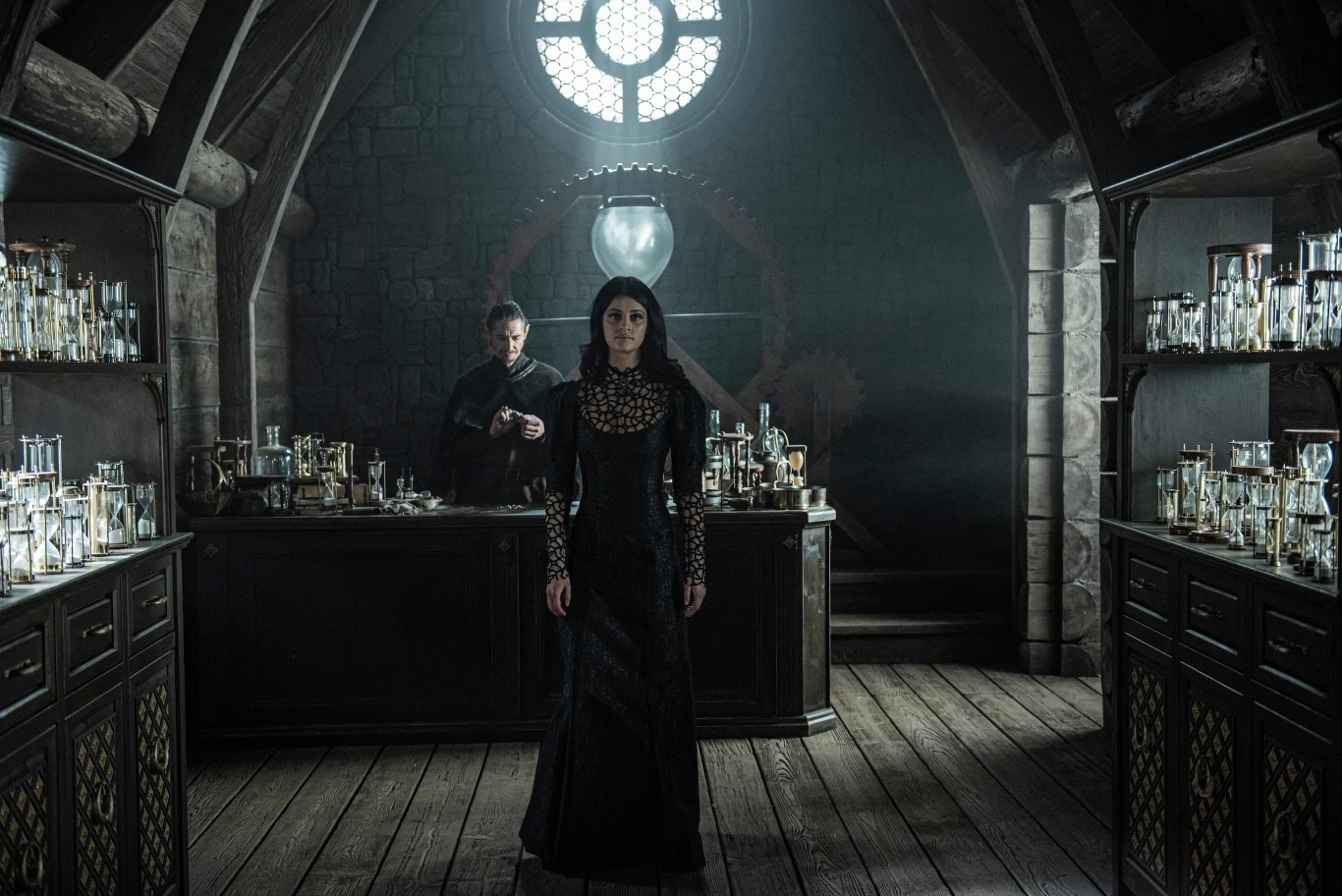 Anya Chalotra jako Yennefer. Kadr z serialu "Wiedźmin".