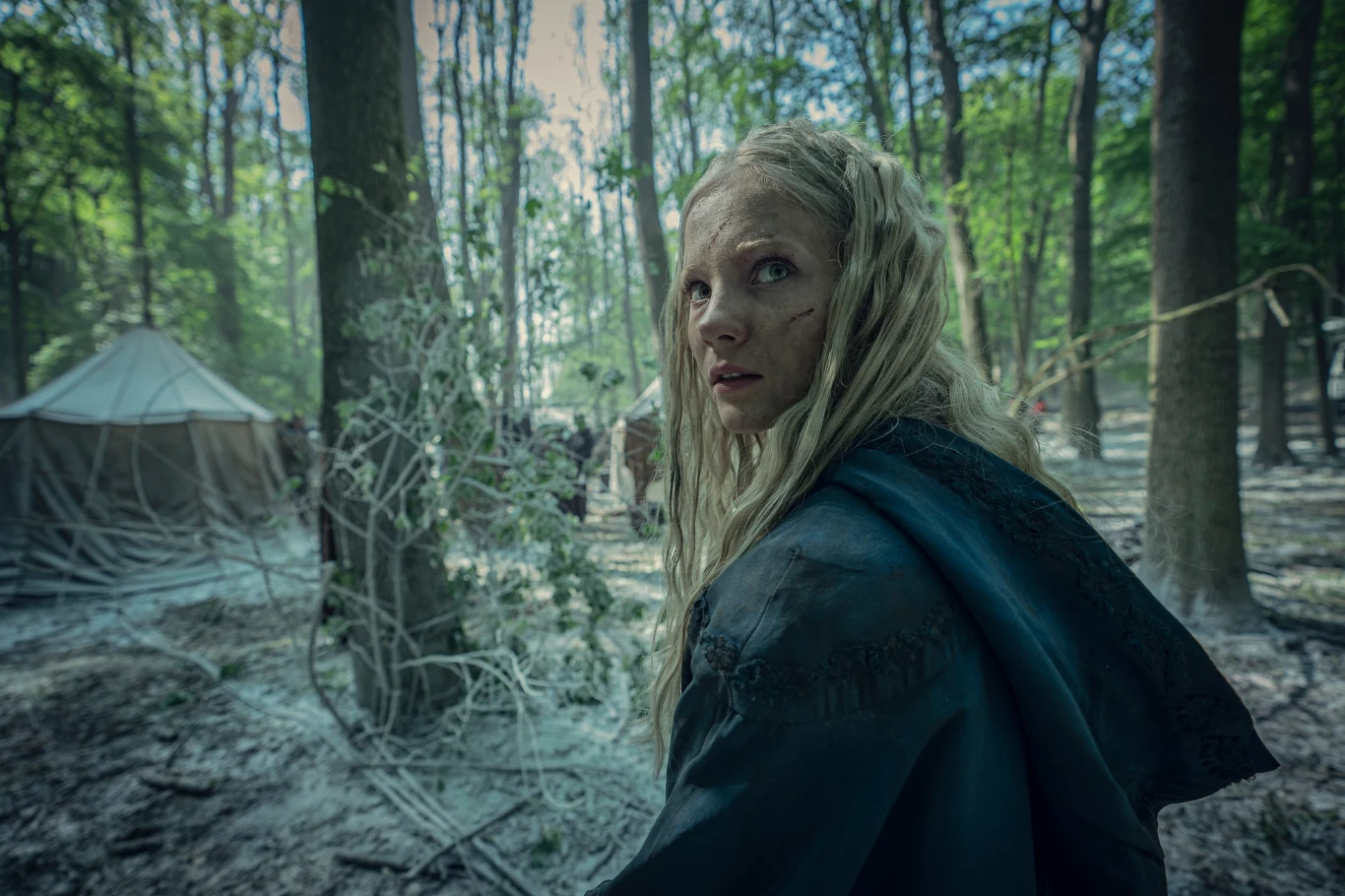 Freya Allan jako Ciri. Kadr z serialu "Wiedźmin".