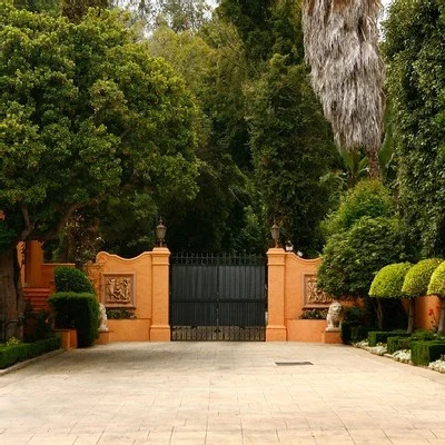 Wjazd do Beverly House Williama Randolpha Hearsta