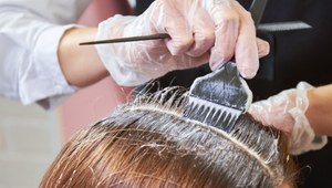 Twoje włosy są rzadkie i zaczynają siwieć? Ten kolor doda im objętości i zamaskuje odrost 