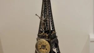 Antyki to także stare zegary - ten z charakterystyczną wieżą wyprodukowanowo Francji w 1889 r.