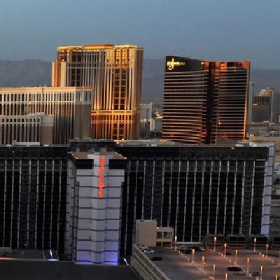 Z prawej hotel Wynn przy Boulevard South (Las Vegas Strip)