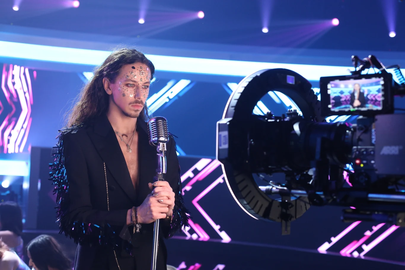 Rozchwytywany Michał Szpak na planie spotu Sylwestrowej Mocy Przebojów Polsatu