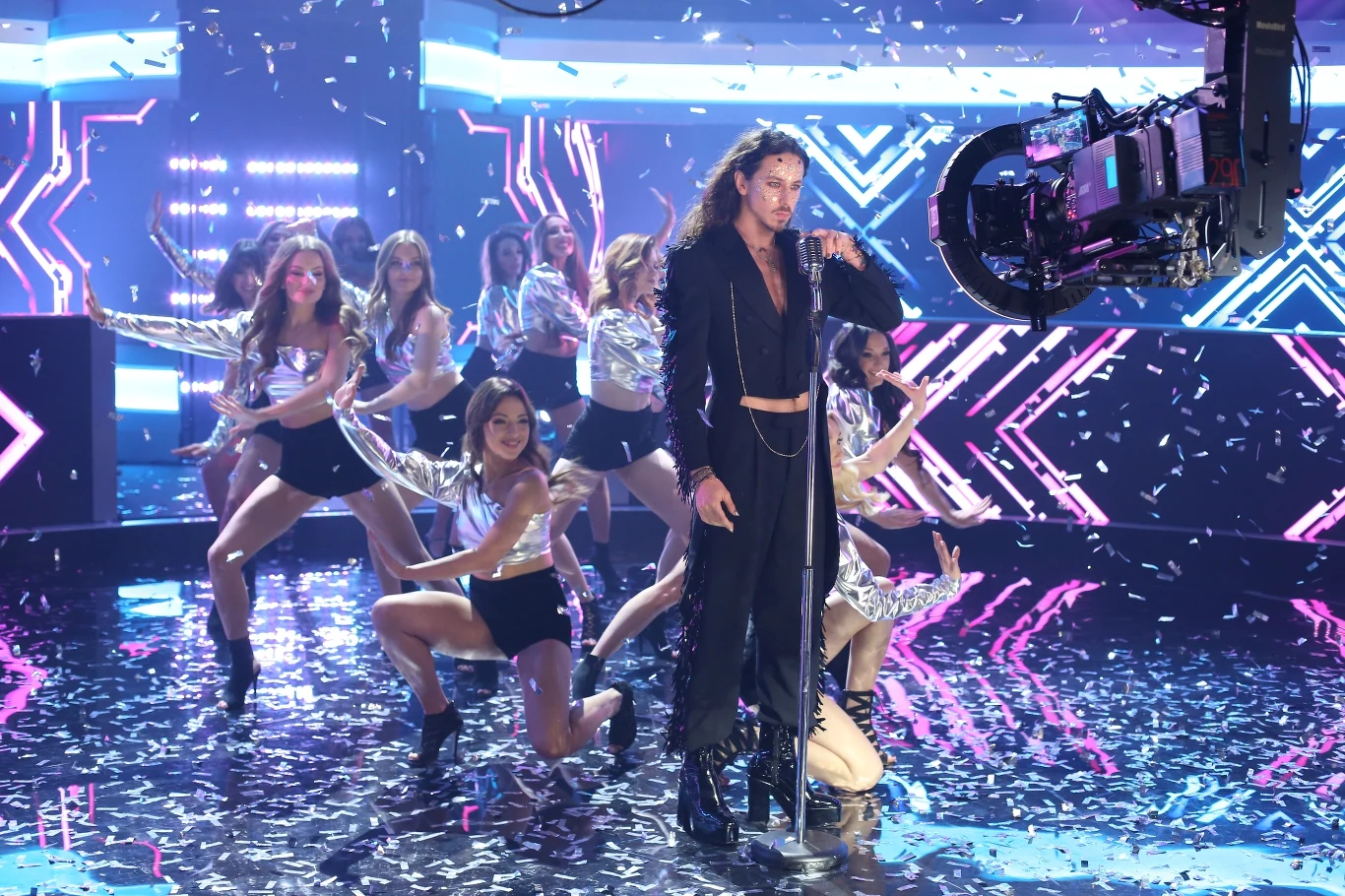 Rozchwytywany Michał Szpak na planie spotu Sylwestrowej Mocy Przebojów Polsatu