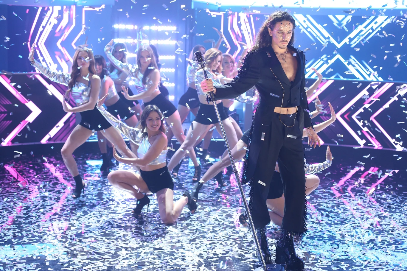 Rozchwytywany Michał Szpak na planie spotu Sylwestrowej Mocy Przebojów Polsatu