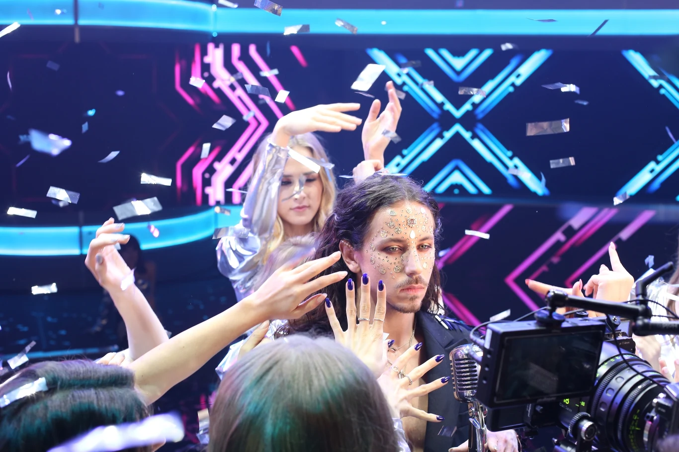 Rozchwytywany Michał Szpak na planie spotu Sylwestrowej Mocy Przebojów Polsatu