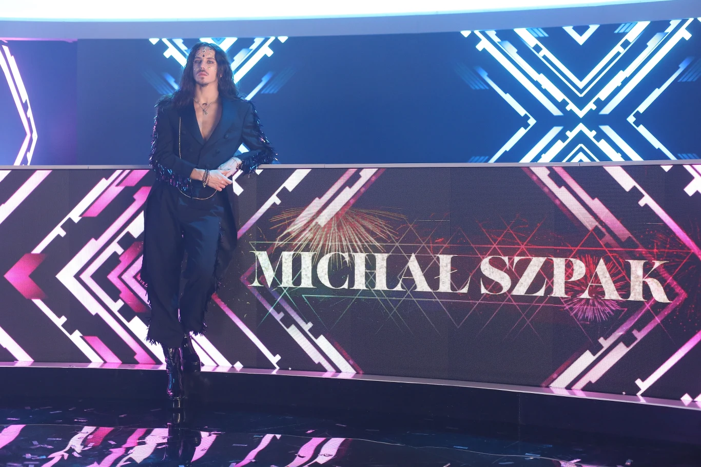 Rozchwytywany Michał Szpak na planie spotu Sylwestrowej Mocy Przebojów Polsatu