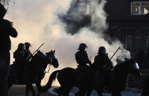 Czescy policjanci na koniach w czasie interwencji w Litvinovie