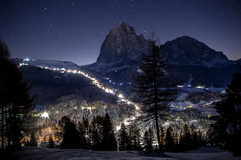 Saslong Skoro mowa o jeździe na czas, w zestawieniu nie może zabraknąć trasy Saslong, będącej flagowym stokiem w Val Gardenie. Każdego roku odbywają się tu zawody Pucharu Świata, a najlepsi narciarze próbują swoich sił. Zaczynamy na wysokości 2249 m. Stromy start weryfikuje umiejętności turystów. Choć po pierwszych stu metrach stok zmienia nachylenie, jeszcze nie można odetchnąć z ulgą. Kolejnym trudnym etapem trasy jest Kamelbuckel (Garby Wielbłąda). Pokonanie poprzecznych fałd sprawia kłopot nawet doświadczonym narciarzom. Saslong Skoro mowa o jeździe na czas, w zestawieniu nie może zabraknąć trasy Saslong, będącej flagowym stokiem w Val Gardenie. Każdego roku odbywają się tu zawody Pucharu Świata, a najlepsi narciarze próbują swoich sił. Zaczynamy na wysokości 2249 m. Stromy start weryfikuje umiejętności turystów. Choć po pierwszych stu metrach stok zmienia nachylenie, jeszcze nie można odetchnąć z ulgą. Kolejnym trudnym etapem trasy jest Kamelbuckel (Garby Wielbłąda). Pokonanie poprzecznych fałd sprawia kłopot nawet doświadczonym narciarzom.