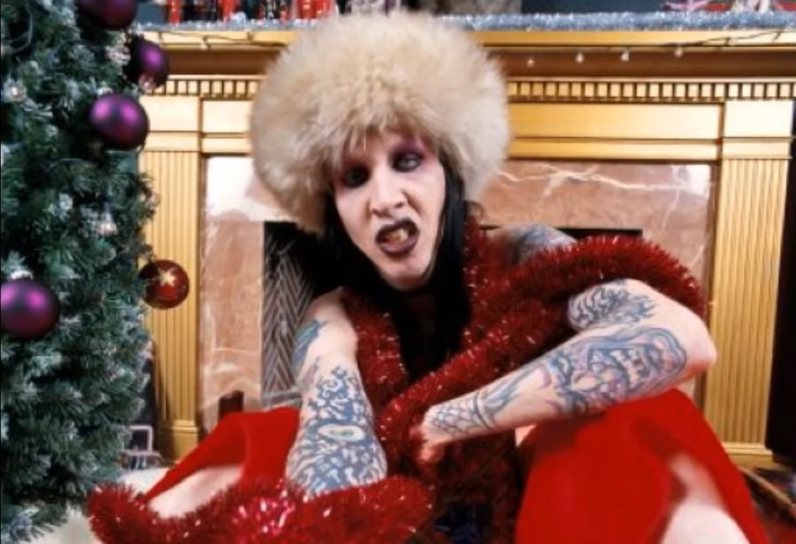 Kadr z video "Marilyn Manson Merry Christmas" Kadr z video "Marilyn Manson Merry Christmas"