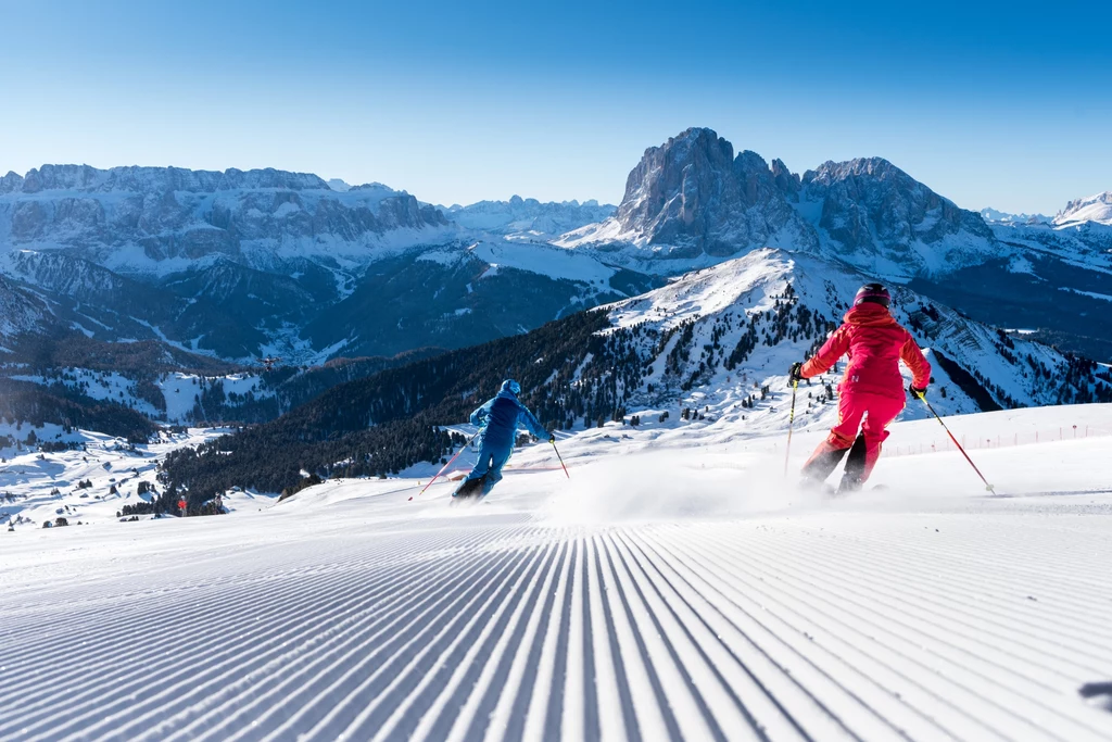 La Longia To jedna z najbardziej malowniczych tras całego regionu, leżąca w Val Gardenie, i jak sama nazwa wskazuje, wyjątkowo długa, ma ponad 10,5 km. Kusi widokami na cały Południowy Tyrol i Dolomity oraz możliwością podziwiania zmieniającego się krajobrazu i przyrody. To tu w sezonie można cieszyć się ciszą i pustymi stokami. By dopieścić wszystkie zmysły, warto zatrzymać się w jednej z restauracji położonych tuż przy trasie lub w barze na wyśmienite après ski. La Longia To jedna z najbardziej malowniczych tras całego regionu, leżąca w Val Gardenie, i jak sama nazwa wskazuje, wyjątkowo długa, ma ponad 10,5 km. Kusi widokami na cały Południowy Tyrol i Dolomity oraz możliwością podziwiania zmieniającego się krajobrazu i przyrody. To tu w sezonie można cieszyć się ciszą i pustymi stokami. By dopieścić wszystkie zmysły, warto zatrzymać się w jednej z restauracji położonych tuż przy trasie lub w barze na wyśmienite après ski.