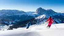 La Longia 

To jedna z najbardziej malowniczych tras całego regionu, leżąca w Val Gardenie, i jak sama nazwa wskazuje, wyjątkowo długa, ma ponad 10,5 km. Kusi widokami na cały Południowy Tyrol i Dolomity oraz możliwością podziwiania zmieniającego się krajobrazu i przyrody. To tu w sezonie można cieszyć się ciszą i pustymi stokami.  By dopieścić wszystkie zmysły, warto zatrzymać się w jednej z restauracji położonych tuż przy trasie lub w barze na wyśmienite après ski.