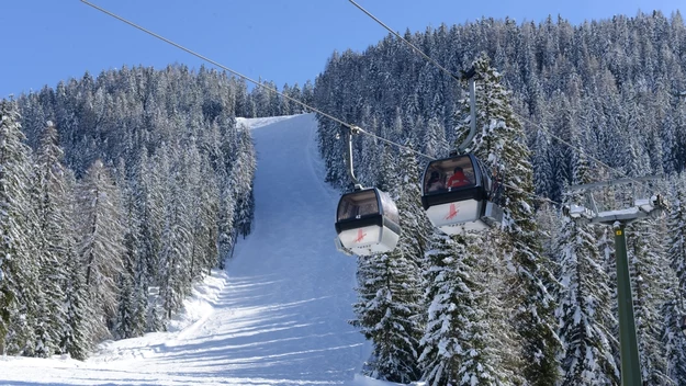 Holzriese 

Kolejne wyzwanie w południowotyrolskich górach! Znajdująca się w ośrodku Drei Zinnen / Tre Cime Dolomity jest określana najbardziej stromą trasą we Włoszech – w pewnym momencie ma nachylenie ponad 72%! Stając na szczycie tego odcinka, ma się wrażenie, że patrzy się pionowo w dół. Dla zachęty powiemy, że na jego końcu jest łagodne i długie wykończenie, więc spokojnie da się wyhamować nawet po największym rozpędzeniu. Niemniej, trzeba przełamać strach, by zrobić pierwszy „krok” – ale zapewniamy, że warto!