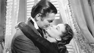 Vivien Leigh i Clark Gable w filmie Victora Fleminga "Przeminęło z wiatrem" (1939). Namiętny pocałunek głównych bohaterów uznano za najwspanialszy w historii kina.