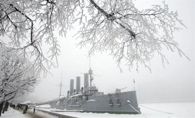 Tańce i hulanki rozsierdziły weteranów, którzy z brzegu obserwowali prestiżową orgię na "Aurorze" Tańce i hulanki rozsierdziły weteranów, którzy z brzegu obserwowali prestiżową orgię na "Aurorze"