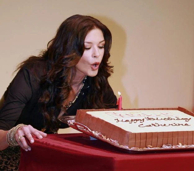 Catherine Zeta-Jones opuściła szkołę w wieku 15 lat Catherine Zeta-Jones opuściła szkołę w wieku 15 lat