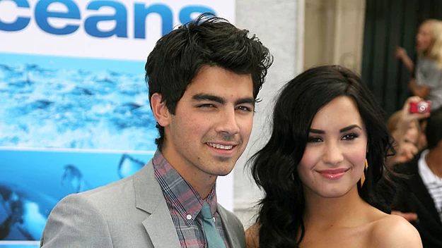 Demi Lovato

Demi Lovato stała się sławna po tym, jak w 2008 roku wystąpiła w filmie „Camp Rock”. Udało jej się zdobyć tam główną rolę nastoletniej Mitchie Torres. Młoda aktorka szybko zdobyła fanów na całym świecie. 

Jednym z byłych partnerów Demi Lovato jest Joe Jonas, który razem z nią zagrał w produkcji Disneya. Uczucie zrodziło się nie tylko pomiędzy granymi przez nich postaciami, ale również połączyło ich w prawdziwym życiu. 

Niestety związek ten nie przetrwał zbyt długo. Demi Lovati dorze wiedziała, że Joe Jonas jest kobieciarzem, ale zaryzykowała. Nie zagościła w jego sercu na długo, ale jej kariera nabrała tempa. 
