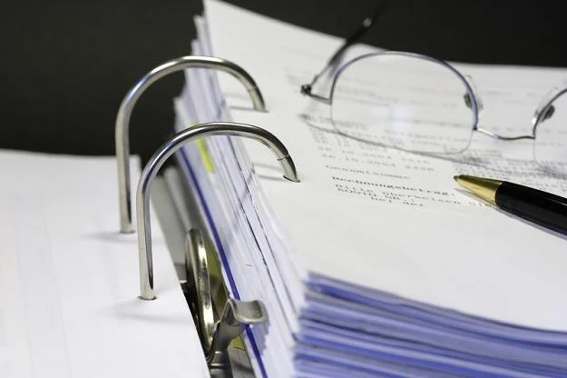 Bolączką polskiej gospodarki wciąż jest ogromna liczba wymaganych koncesji lub zezwoleń Bolączką polskiej gospodarki wciąż jest ogromna liczba wymaganych koncesji lub zezwoleń