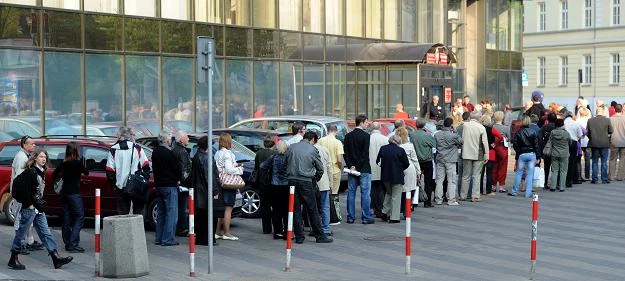 Piątek - kolejka podatników przed urzędem skarbowym na ul. Jagiellońskiej w Warszawie