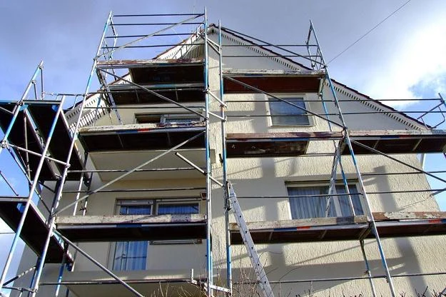 Osoby, które remontują mieszkanie lub budują dom, mogą uzyskać zwrot części podatku VAT za materiały