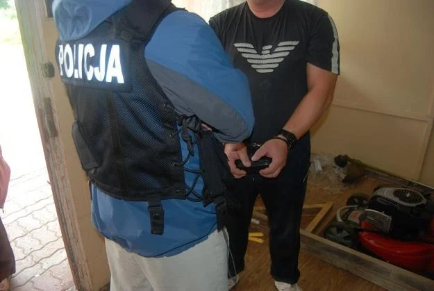 Fabrykę podrabianych skarpet znaleziono w miejscowości Turzno k. Torunia. Fot. WOJCIECH BASALYGO Fabrykę podrabianych skarpet znaleziono w miejscowości Turzno k. Torunia. Fot. WOJCIECH BASALYGO