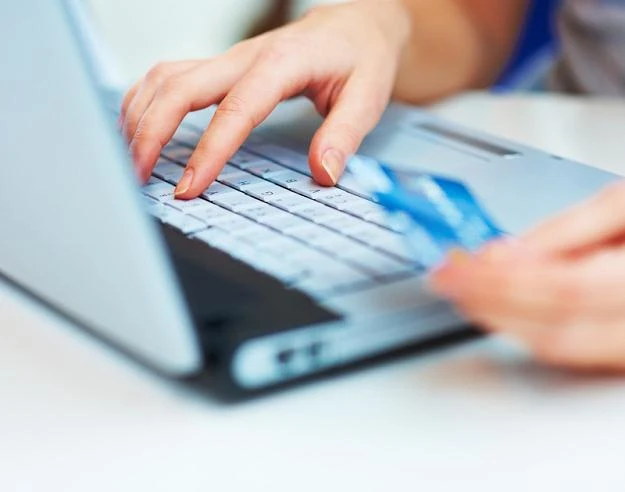 Polacy coraz częściej padają ofiarą oszustw w internecie Polacy coraz częściej padają ofiarą oszustw w internecie