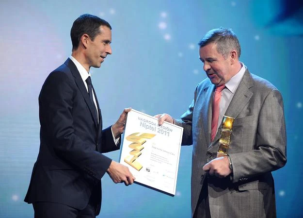 Józef Birka (P) z Polsatu odbiera w imieniu Zygmunta Solorza-Żaka Nagrodę Mediów Niptel Niptel 2011 Józef Birka (P) z Polsatu odbiera w imieniu Zygmunta Solorza-Żaka Nagrodę Mediów Niptel Niptel 2011