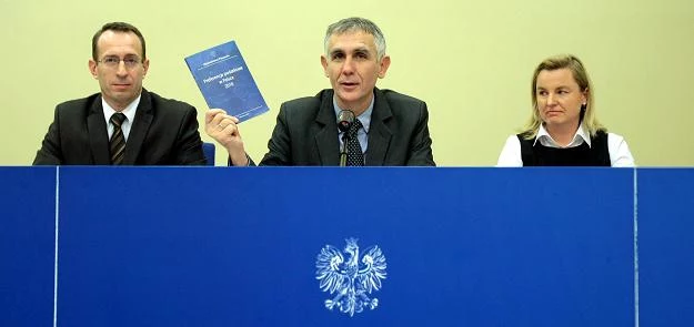Maciej Grabowski (C), Włodzimierz Gurba (L) i  Joanna Winiarska (P) z resortu finansów